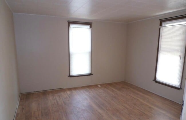 Building Photo - 628 N Kansas St