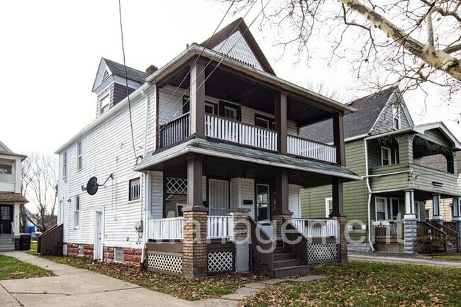 Building Photo - 2 BEDROOM/1 BATH REMODELED UPSTAIRS UNIT