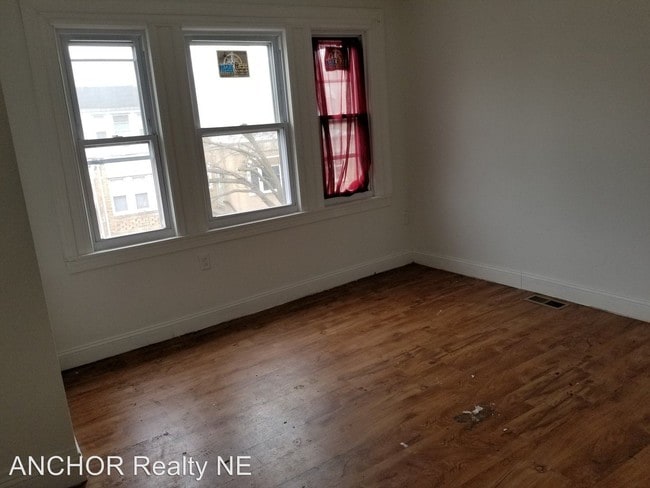 Building Photo - 3 br, 1 bath House - 6420 Chelwynde Ave