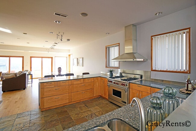 Building Photo - 1241 Martin Dr