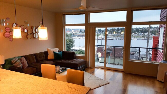 Building Photo - Eastlake Condo with a view