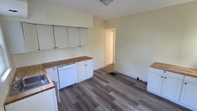 Foto del edificio - Classic Old Brooklyn 3-Bedroom Duplex