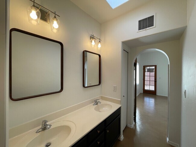 Building Photo - 2911 E Ave Portico