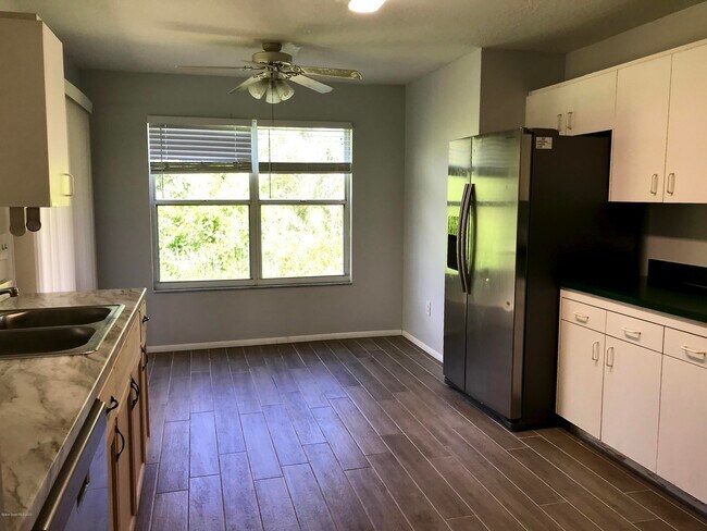 Building Photo - 1125 Goldenrod Cir NE