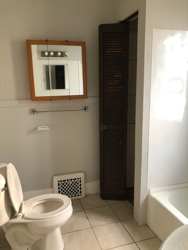 Foto del edificio - Spacious home with fenced yard, Free Month
