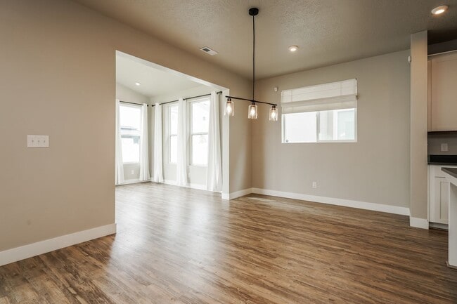 Building Photo - Charming 3 Bed, 2.5 Bath Pet-Friendly Home with Garage & Modern Comforts! - Available NOW!