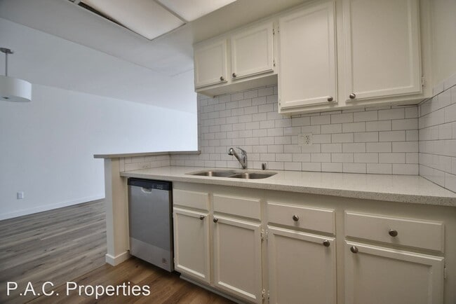 Building Photo - 1 br, 1 bath Apartment - 15007 Burbank Blv...