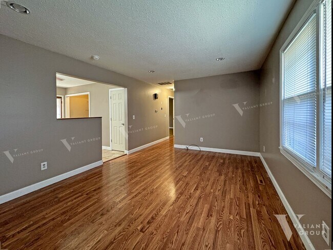 Building Photo - 922 W Edgewood St