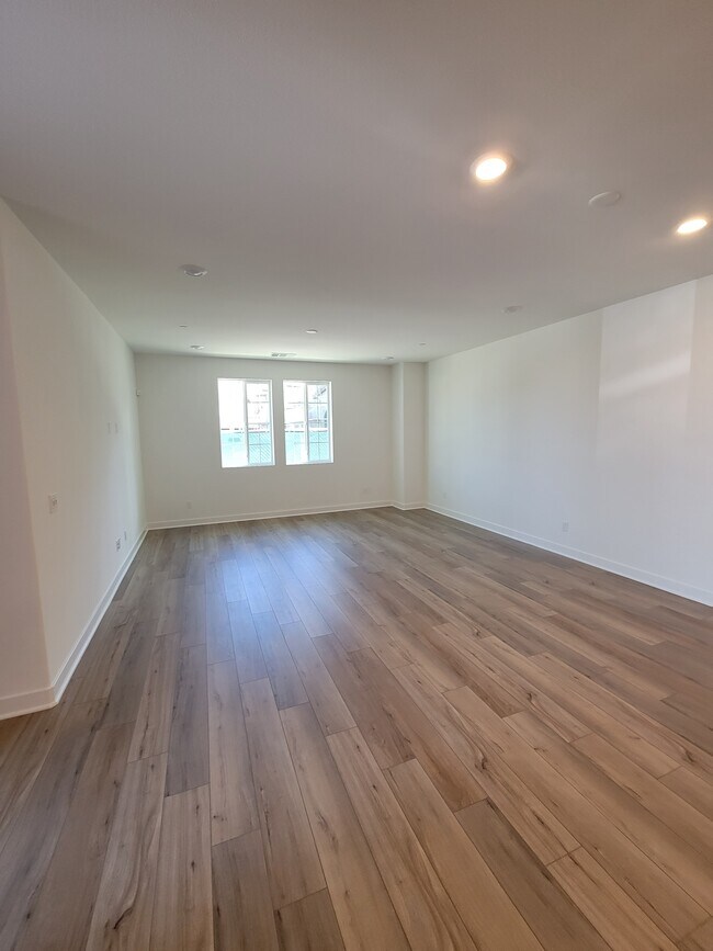 Large and bright living room - 15958 Lasselle St
