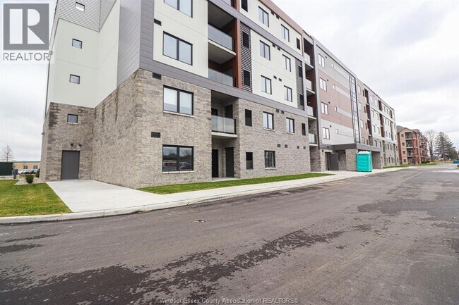 Photo du bâtiment - 2600 Sandwich W Pkwy