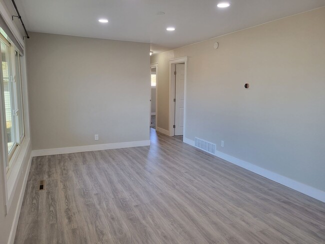 Foto del edificio - Newly Remodeled 3 Bedroom Ranch Available ...