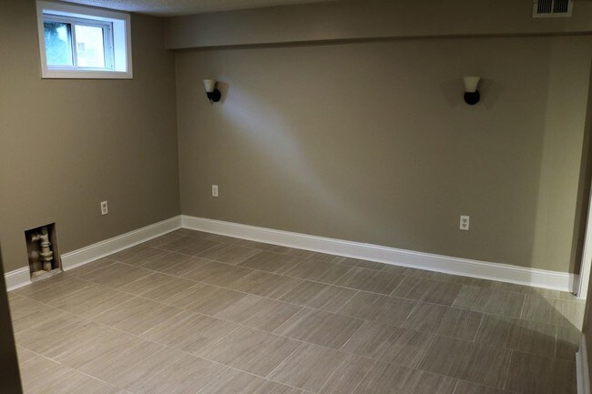 Building Photo - 1675 E Lombard St