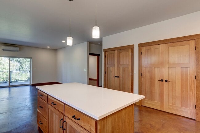 Building Photo - Modern & Stylish 2 Bed, 2 Bath Condo in Co...