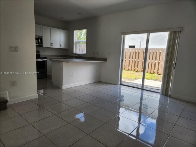 Foto del edificio - 2693 SE 19th St