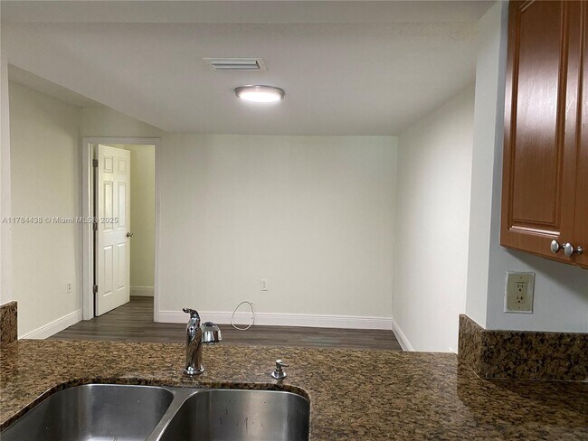 Foto del edificio - 8250 SW 149th Ct