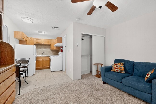 Building Photo - Cloverleaf Apartments