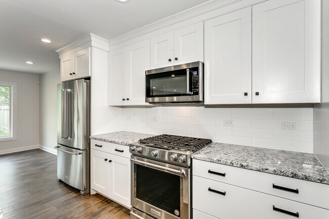 Foto del edificio - SIMPLY LUXURIOUS twinhome near Central & R...