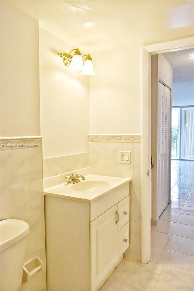 Foto del edificio - 7921 Byron Ave
