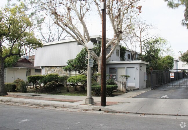 Building Photo - 415 S Oakland Ave