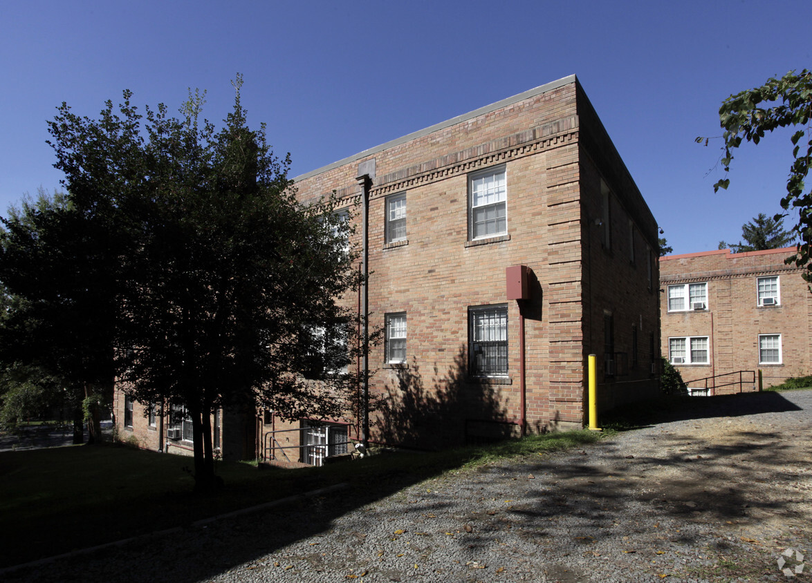 Foto del edificio - 4577 Macarthur Blvd NW