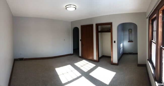 Building Photo - 1728 E Locust St
