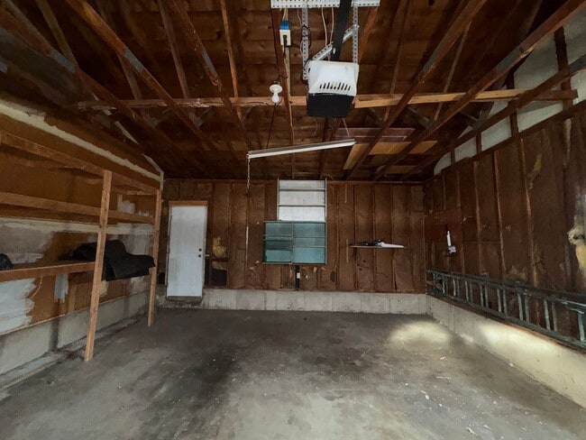 Building Photo - Spacious 4 bedroom 2 bathroom stand-alone home