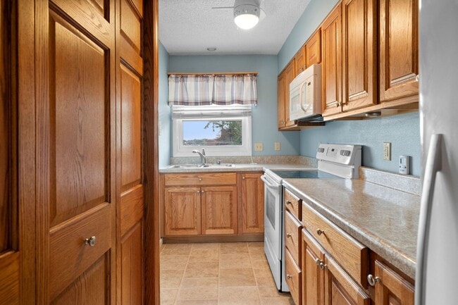 Building Photo - 2 bedroom 1 bath apartment