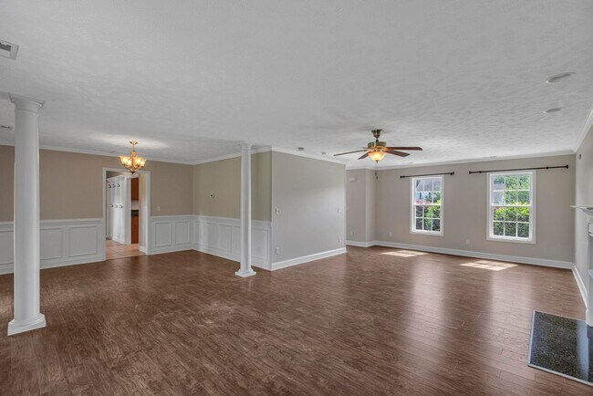 Foto del edificio - Large 3 bedroom with BONUS room!