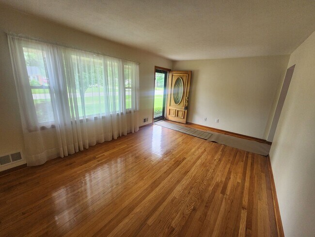 Building Photo - Beautiful 3 bedroom 1.5 bath home with bas...