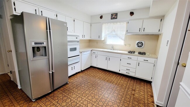 Building Photo - 250 Maple Pl