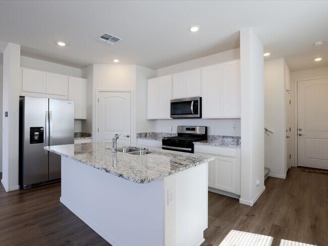 Foto del edificio - Stunning Brand New 4-Bedroom 2.5-Bathroom with large enclosed backyard!