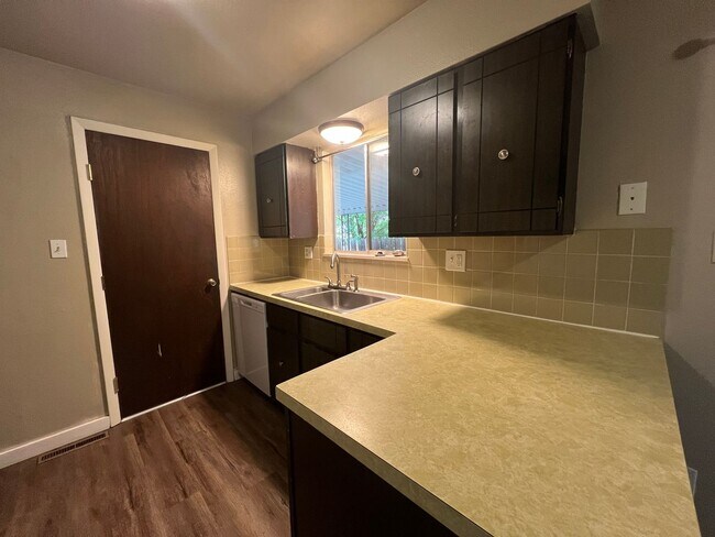 Foto del edificio - 3 bedroom 1.5 Bathroom Duplex Available Now!