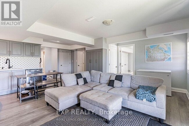 Photo du bâtiment - 30 Drew Brown Blvd