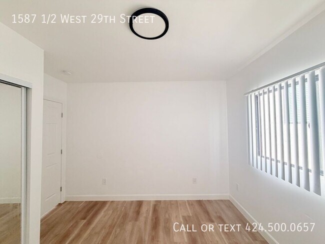 Foto del edificio - 1587 1/2 West 29th Street-