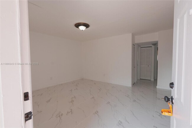 Building Photo - 1245 W 24th St