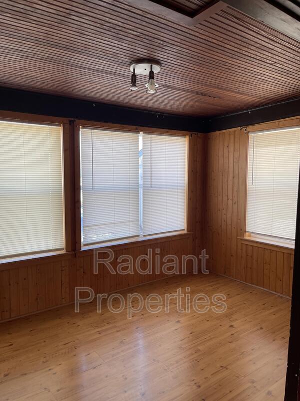 Building Photo - 320 5th St