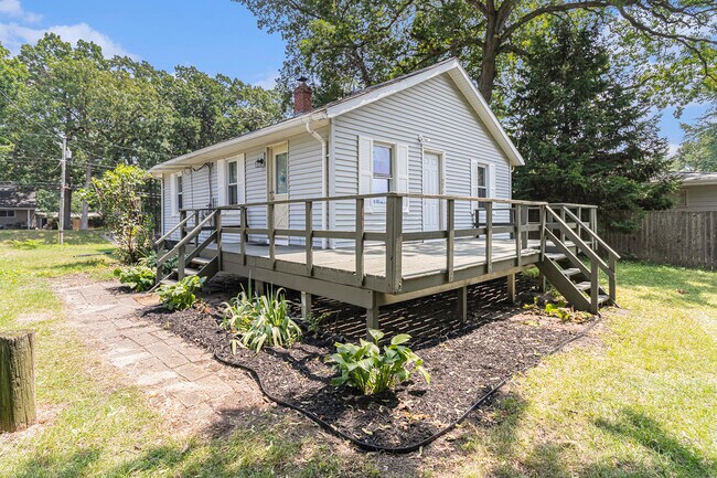 Building Photo - 1119 N Twyckenham Dr