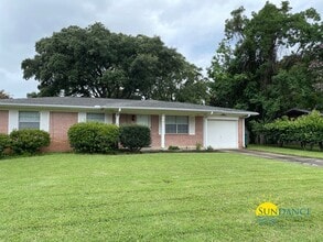 Building Photo - 11 Oak Ln