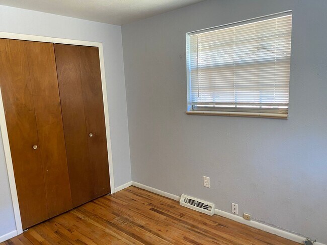 Foto del edificio - Available Soon!