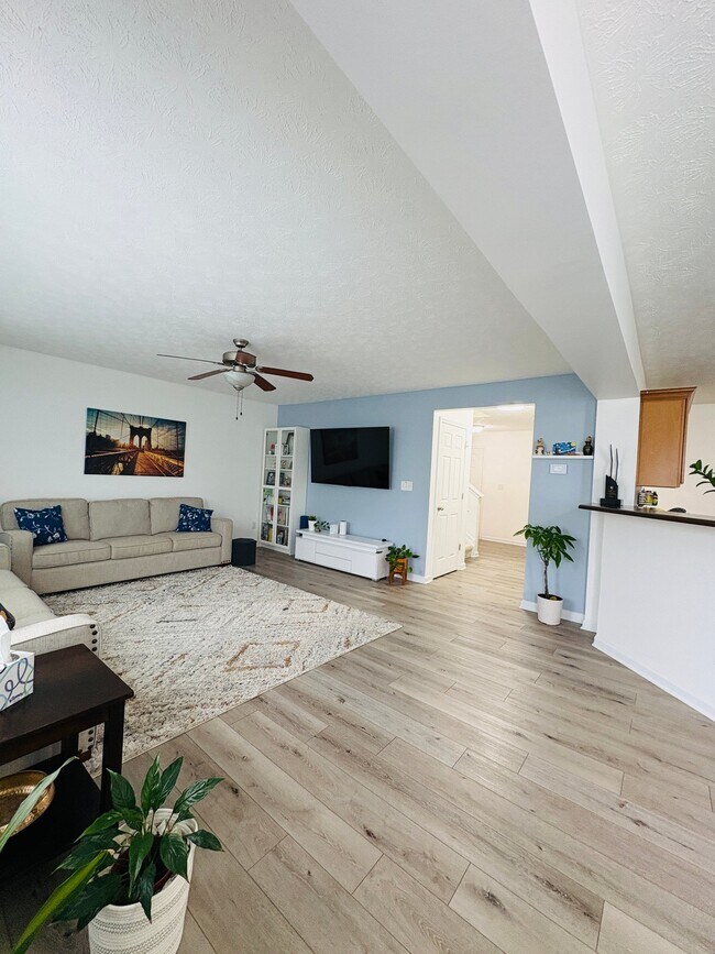 Foto del edificio - 2467 Middle View Dr