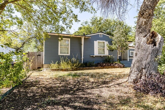 Photo - 210 Harwood Dr House