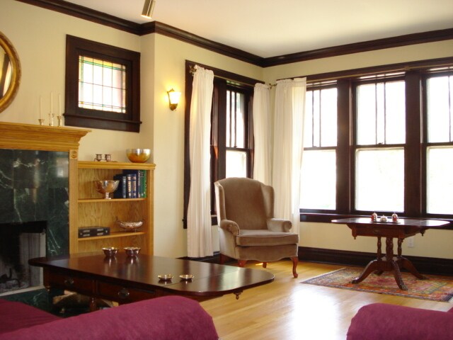 living room - 2521 W Ainslie St