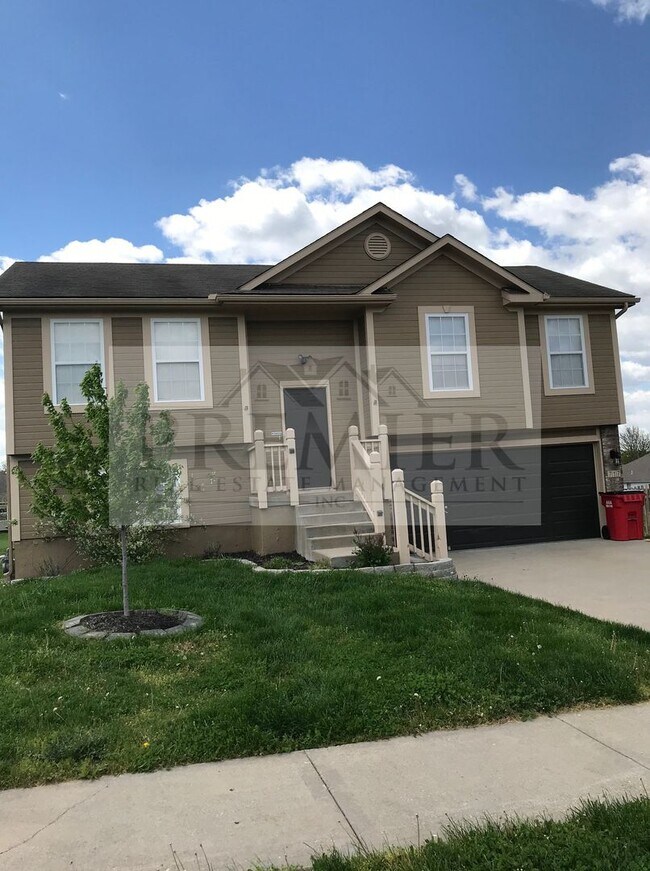 Building Photo - LOVELY 3 bd / 2.5 ba GRAIN VALLEY HOME -717 SW Tisha Ln, Grain Valley, MO 64029 $1950 - Mid May M...