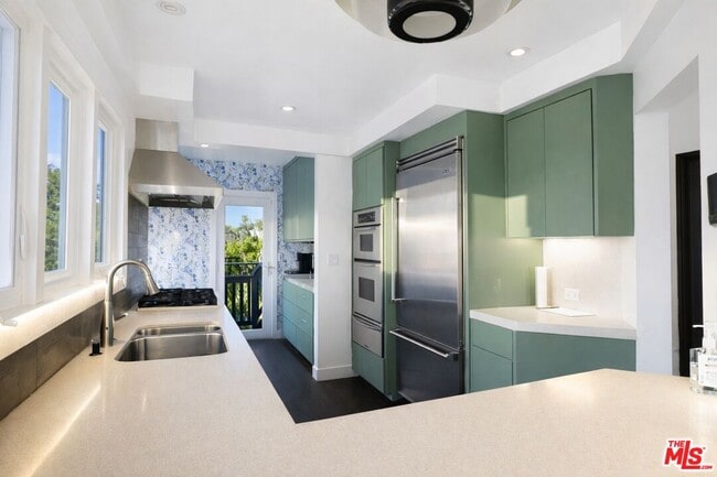 Building Photo - 8810 Hollywood Blvd