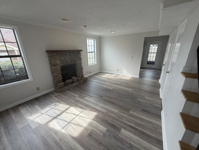 Foto del edificio - 2444 Fairbrook Dr