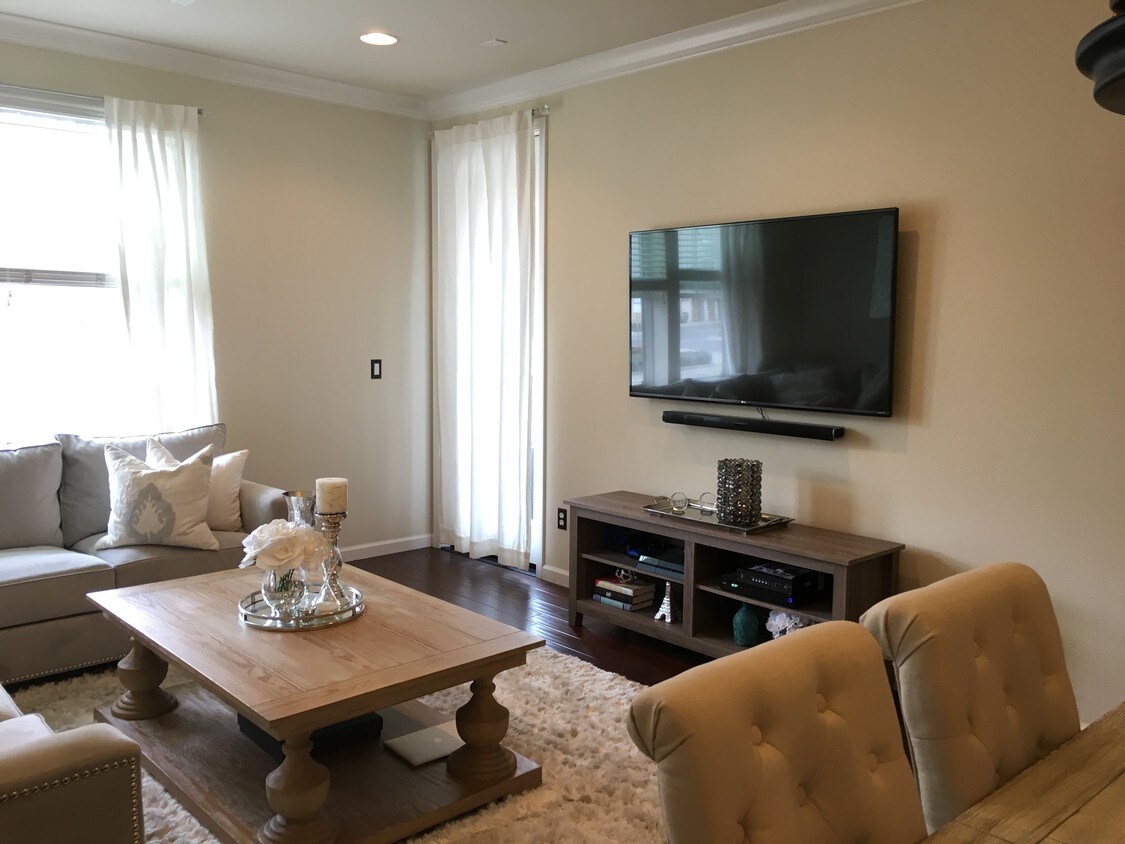Foto principal - 3360 Maguire Way