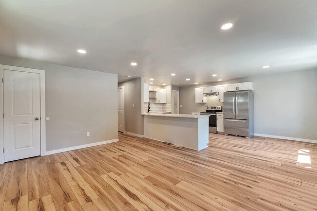 Updated main level living space - 10 S Busch Ln House