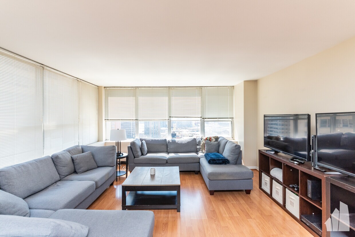 Foto principal - 655 W Irving Park Rd