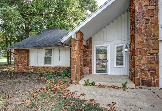Building Photo - 4 Bed / 3 Bath in West Tulsa!