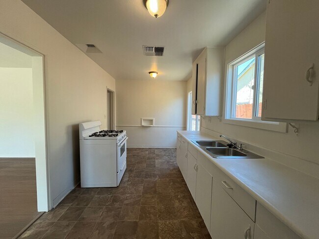 Foto del edificio - Arleta 3+2 w/walk-in closet, backyard + 2 ...